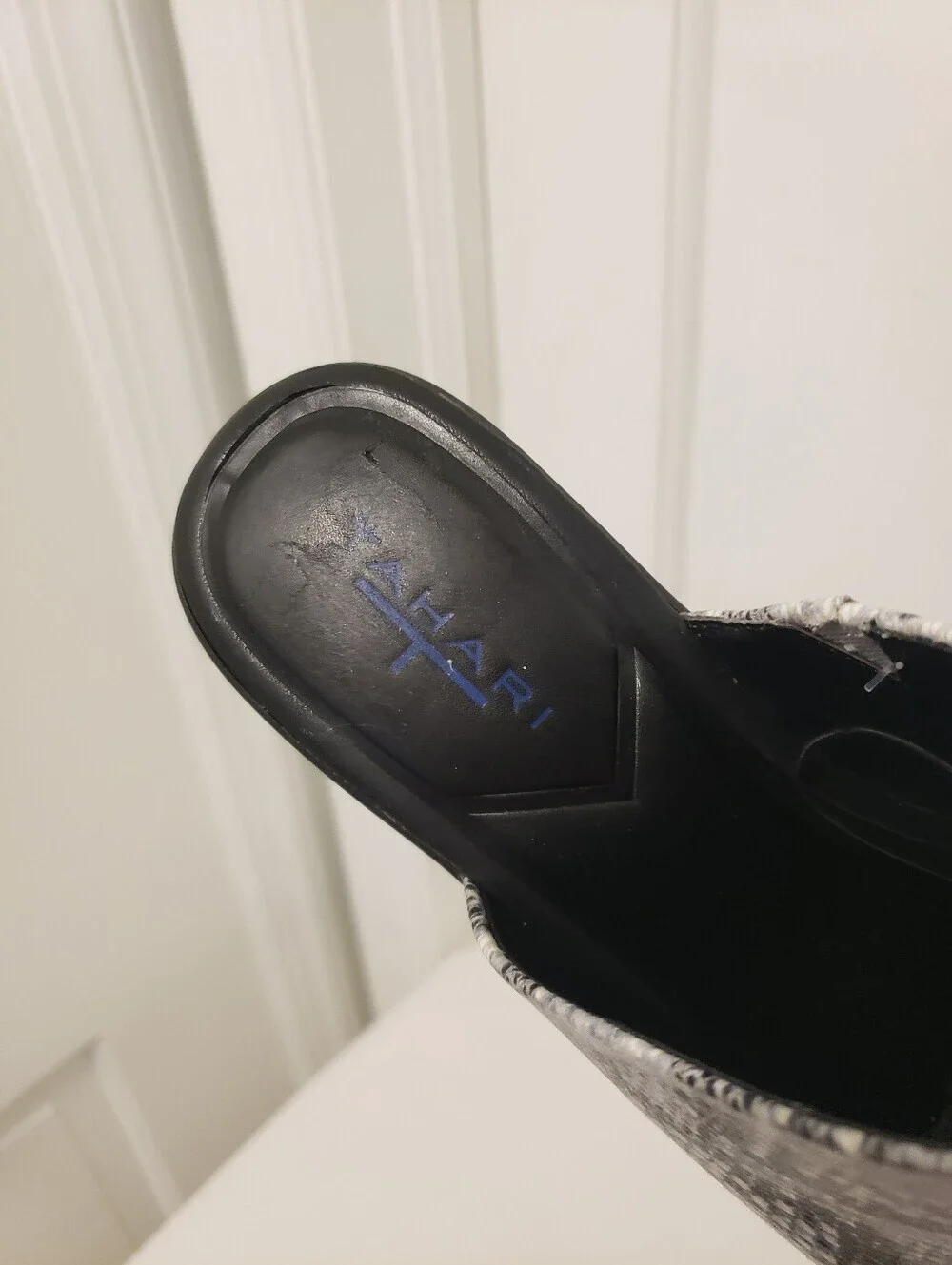 NWT Tahari Mylana Snakeprint In Shades Of Grey Wedge Slides Size 8